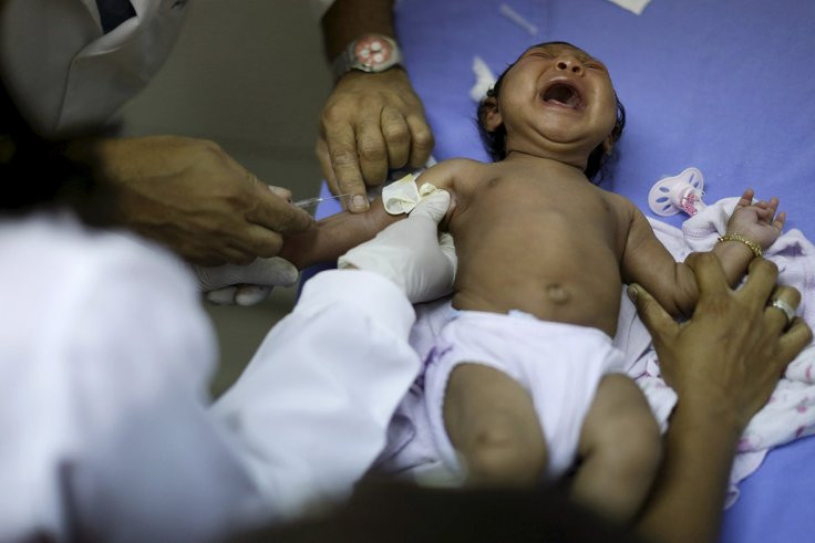 Nhân viên y tế lấy máu xét nghiệm của em bé Ludmilla Hadassah Dias de Vasconcelos mắc chứng đầu nhỏ ở bệnh viện Oswaldo Cruz. (Nguồn: Reuters)