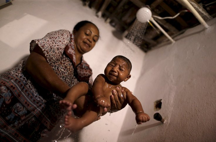 Hilda Venancio đang bế con trai mắc chứng đầu nhỏ do virus Zika gây ra. (Nguồn: Reuters)