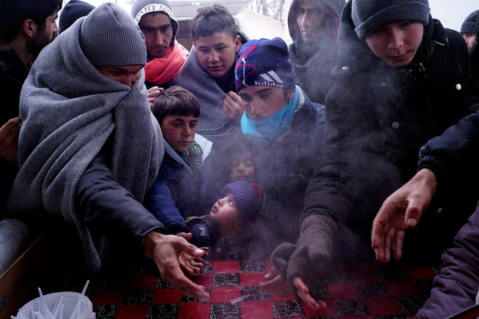 Trẻ em cũng phải xếp hàng chờ thức ăn nóng. (Nguồn: Reuters)