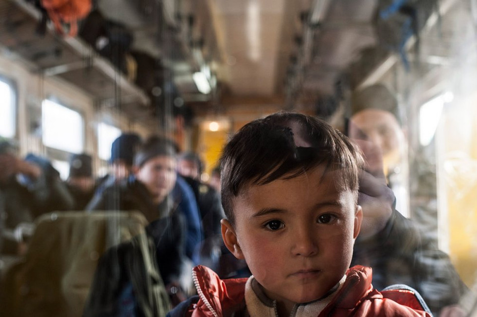 Em bé chờ tàu để rời khỏi Presevo, Serbia. (Nguồn: Reuters_