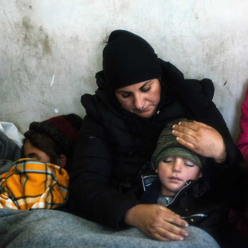 Bà mẹ đang ôm con ngủ ở nhà ga của Serbia. (Nguồn: Reuters)