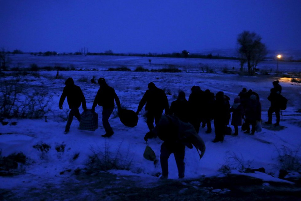 Người tị nạn di chuyển trong đêm. (Nguồn: Reuters)