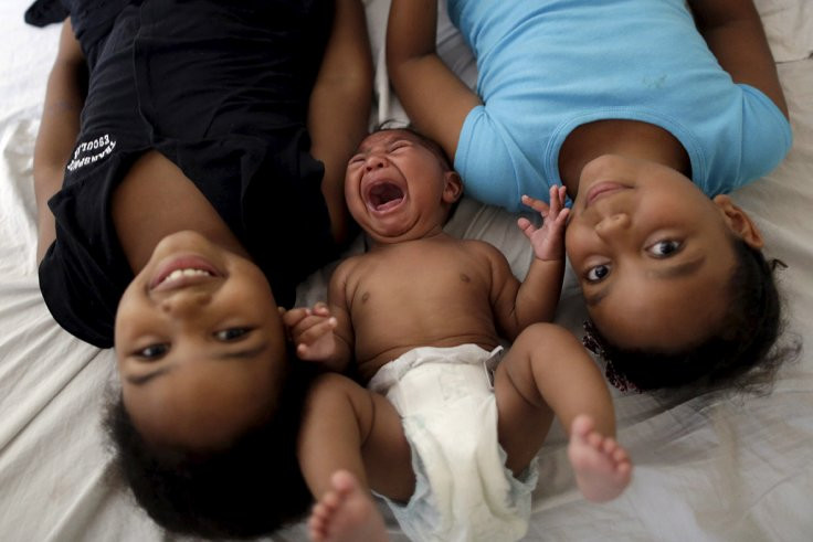 Maria Clara và Camile Vitoria nằm bên cạnh em trai Matheus mắc chứng đầu nhỏ. (Nguồn: Reuters)