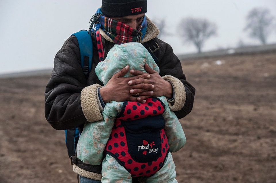 Hai bố con phải chịu giá rét để vào Serbia. (Nguồn: Reuters)