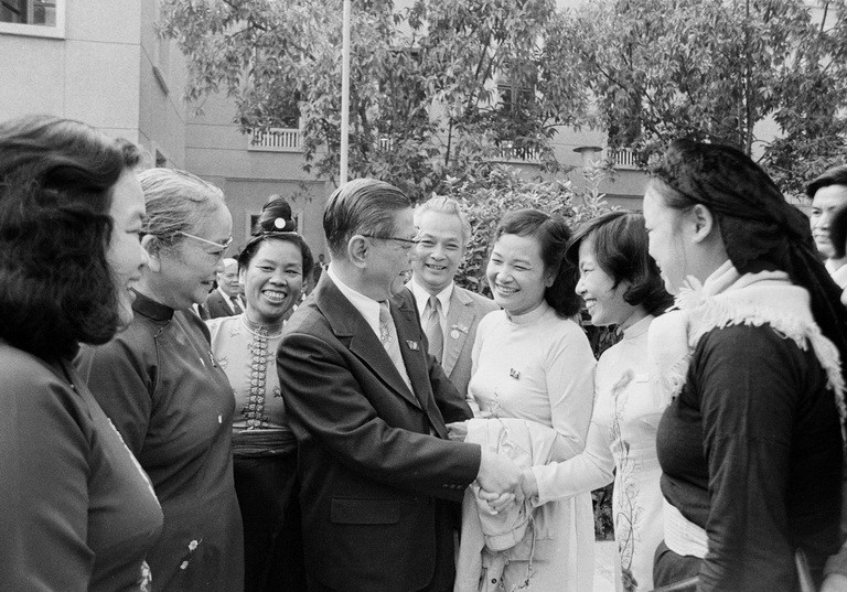 Đồng chí Nguyễn Văn Linh gặp gỡ các đại biểu dự Đại hội Đảng lần thứ 6 khai mạc ngày 15/12/1986 tại Hà Nội. (Ảnh: Minh Đạo/TTXVN) 