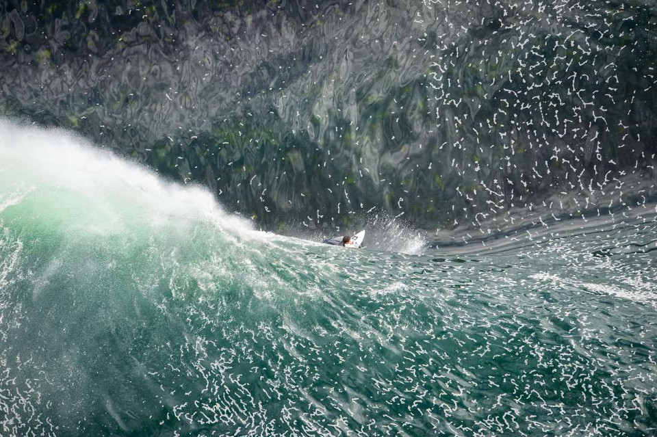 Một người đàn ông lướt sóng ở vùng biển ngoài khơi Sydney. (Nguồn: National Geographic Traveler) 