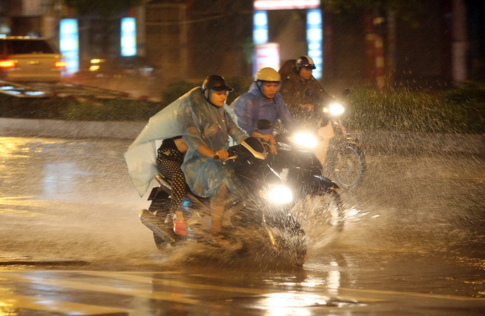 Đoạn đường Nguyễn Xiển, Hà Nội bị ngập nước. (Ảnh: Phạm Kiên/TTXVN) 