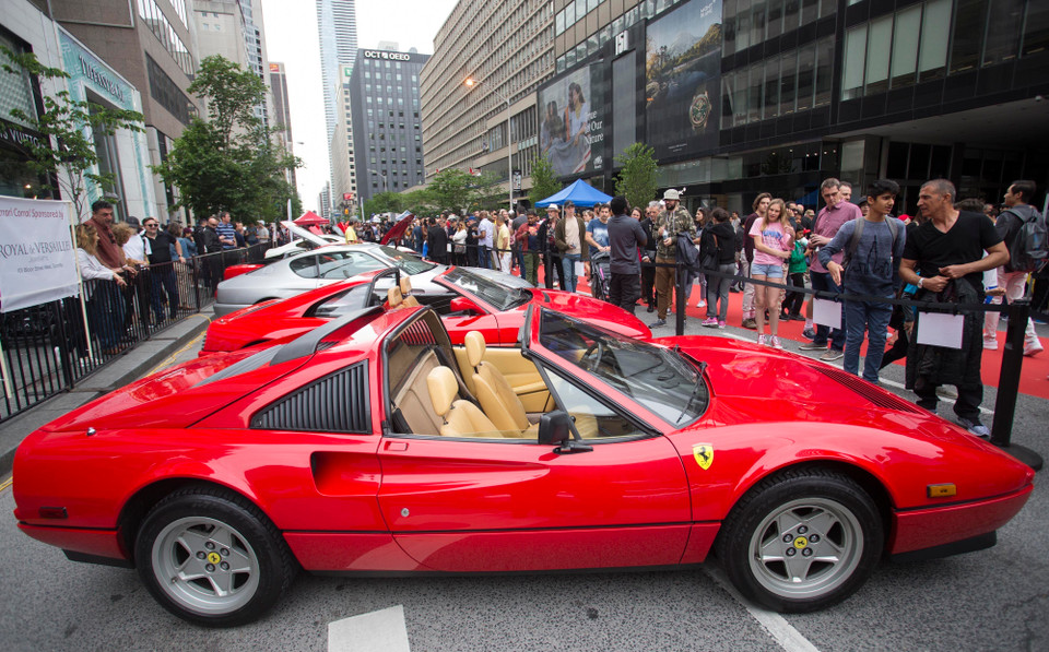 Khách tham quan triển lãm xe Yorkville 2019 ở Toronto, Canada ngày 16/6/2019. (Nguồn: THX/TTXVN)