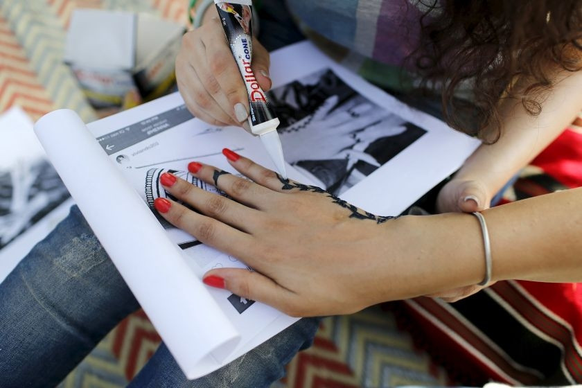 Vẽ hoa văn henna truyền thống Iraq lên tay của các phụ nữ tham gia lễ kỷ niệm. (Nguồn: Reuters)