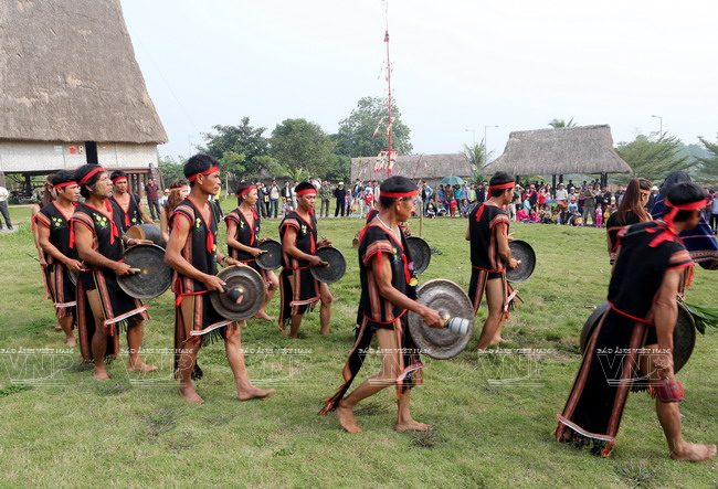 Lễ hội cầu an của đồng bào Ba Na ở Kon Tum được tái hiện một cách chân thực và sinh động tại Làng Văn hóa-Du lịch các dân tộc Việt Nam ở Đồng Mô, Sơn Tây, Hà Nội. (Ảnh: Trịnh Văn Bộ/Báo ảnh Việt Nam)
