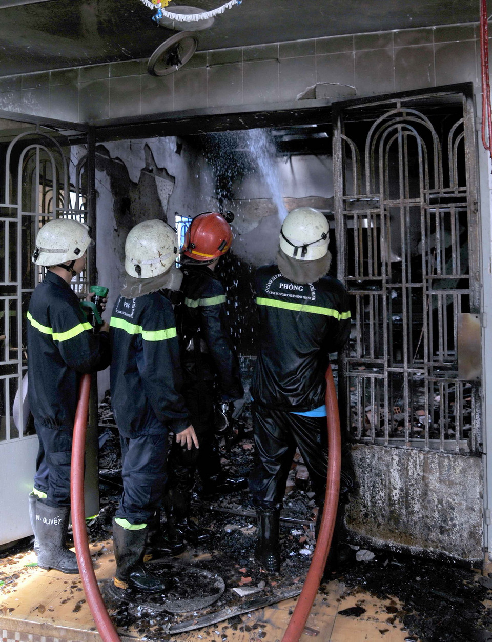 Lực lượng phòng cháy chữa cháy khẩn trương dập cháy. (Ảnh: An Hiếu/TTXVN)