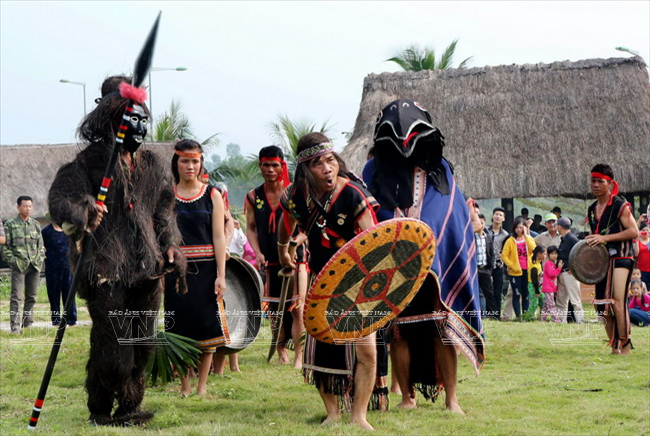  Sau khi làm lễ cúng xong, già làng sẽ dẫn đầu đoàn cúng đi đuổi con ma xấu, vừa đi già làng vừa cất tiếng hú để xua đuổi tà ma. (Ảnh: Trịnh Văn Bộ/Báo ảnh Việt Nam)