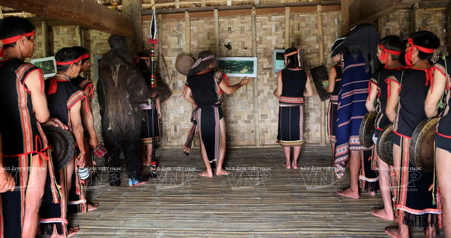 Già làng A Thút cùng dân làng làm lễ bên trong nhà rông trước khi tiến hành lễ cúng tế ở ngoài trời. (Ảnh: Trịnh Văn Bộ/Báo ảnh Việt Nam)