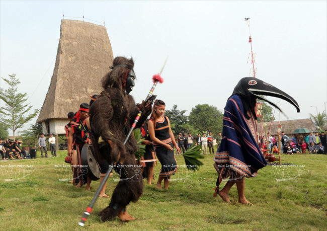 Đi đầu đoàn tế là hai con quỷ do hai thanh niên người Ba Na đóng giả. (Ảnh: Trịnh Văn Bộ/Báo ảnh Việt Nam)