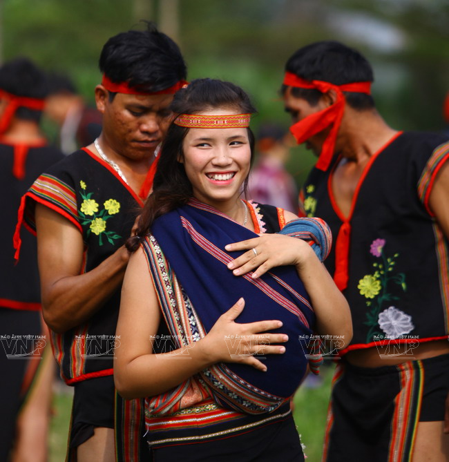 Những chàng trai, cô gái người Ba Na vui tươi trong lễ hội cầu an. (Ảnh: Trịnh Văn Bộ/Báo ảnh Việt Nam)