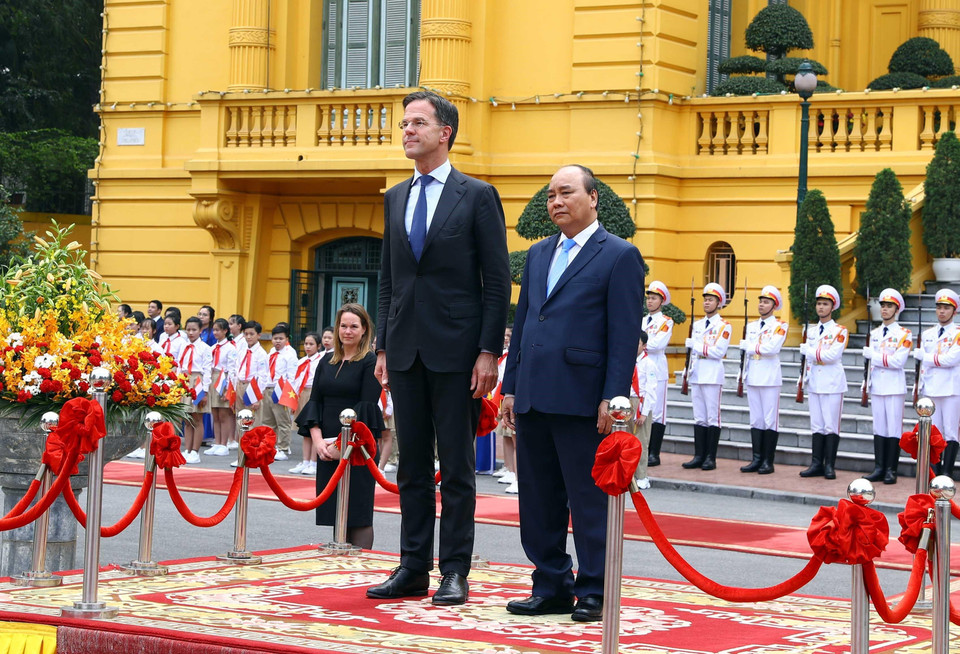 Thủ tướng Chính phủ Nguyễn Xuân Phúc và Thủ tướng Vương quốc Hà Lan Mark Rutte nghe Quân nhạc cử Quốc thiều 2 nước. (Ảnh: Thống Nhất/TTXVN)