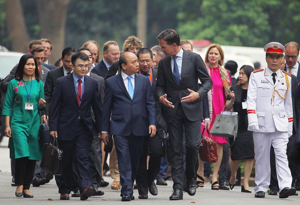 Thủ tướng Nguyễn Xuân Phúc và Thủ tướng Vương quốc Hà Lan Mark Rutte tại lễ đón. (Ảnh: Dương Giang/TTXVN)