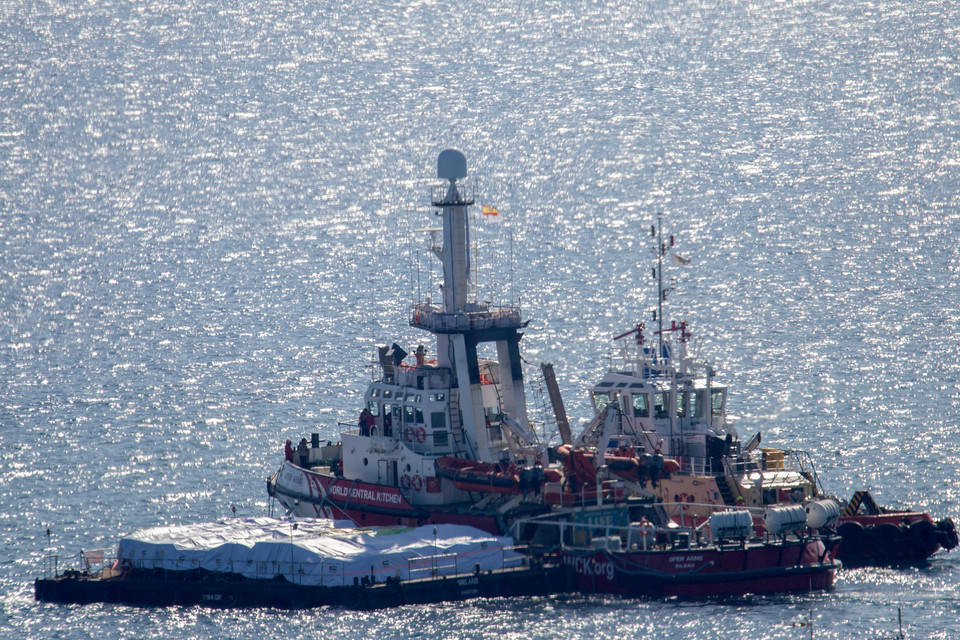 Tàu chở hàng viện trợ cho Gaza rời cảng Larnaca (Cộng hòa Cyprus). (Ảnh: THX/TTXVN)