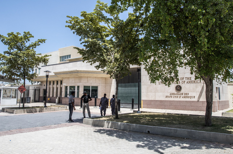 Lực lượng an ninh Haiti gác bên ngoài Đại sứ quán Mỹ ở Tabarre, khu vực lân cận với Thủ đô Port-au-Prince. (Ảnh: AFP/TTXVN)