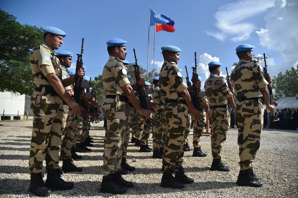 Liên hợp quốc, Mỹ cùng nhiều quốc gia châu Âu đã quyết định rút nhân viên đại sứ tại Haiti về nước. Trong ảnh: Cảnh sát Ấn Độ tại lễ ra mắt Phái bộ ổn định của Liên hợp quốc tại Haiti ở Port-au-Prince. (Ảnh: AFP/TTXVN)