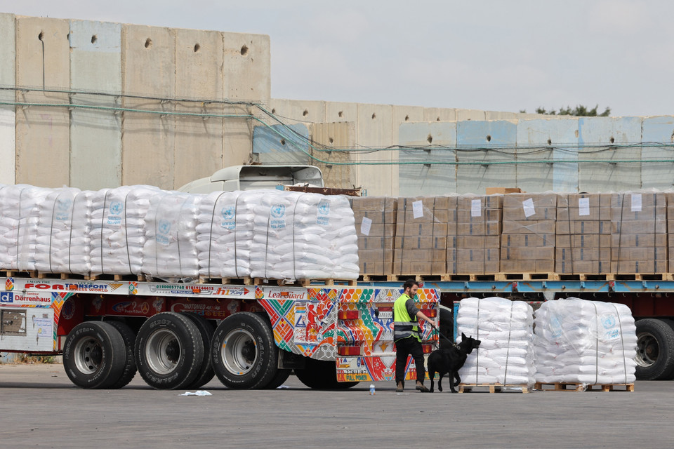 Hàng viện trợ nhân đạo cho Dải Gaza qua cửa khẩu Kerem Shalom. (Ảnh: THX/TTXVN)