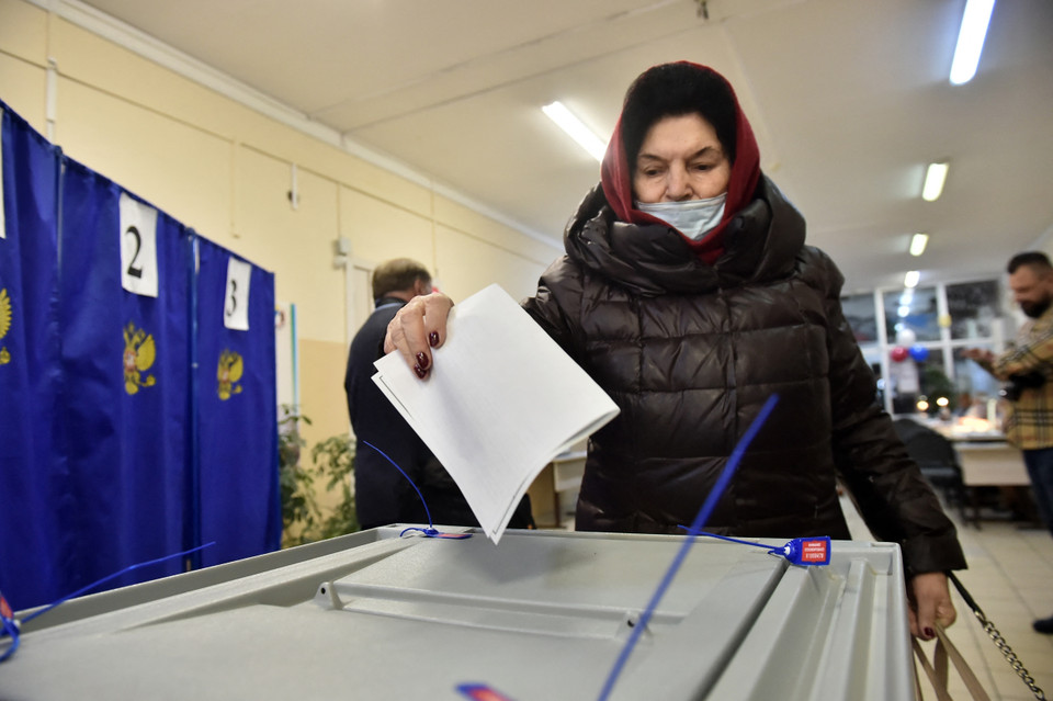 Cử tri bỏ phiếu bầu Tổng thống Nga tại thành phố Novosibirsk, ngày 15/3/2024. (Ảnh: AFP/TTXVN)