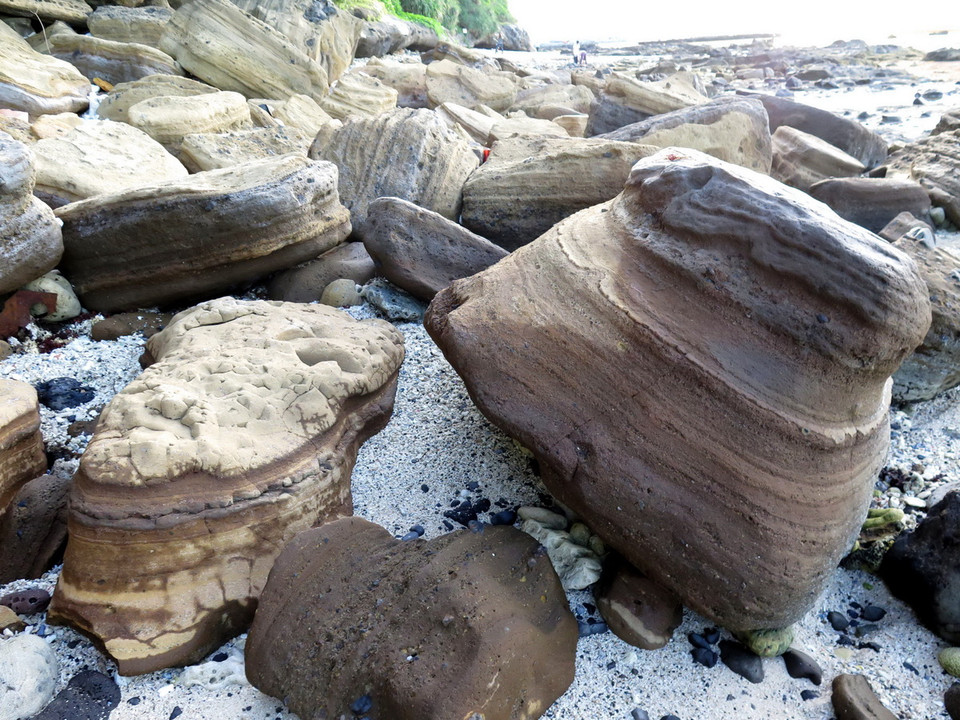 Những khối đá với hình thù độc đáo xếp lớp với nhau. (Ảnh: Phước Ngọc/TTXVN) 