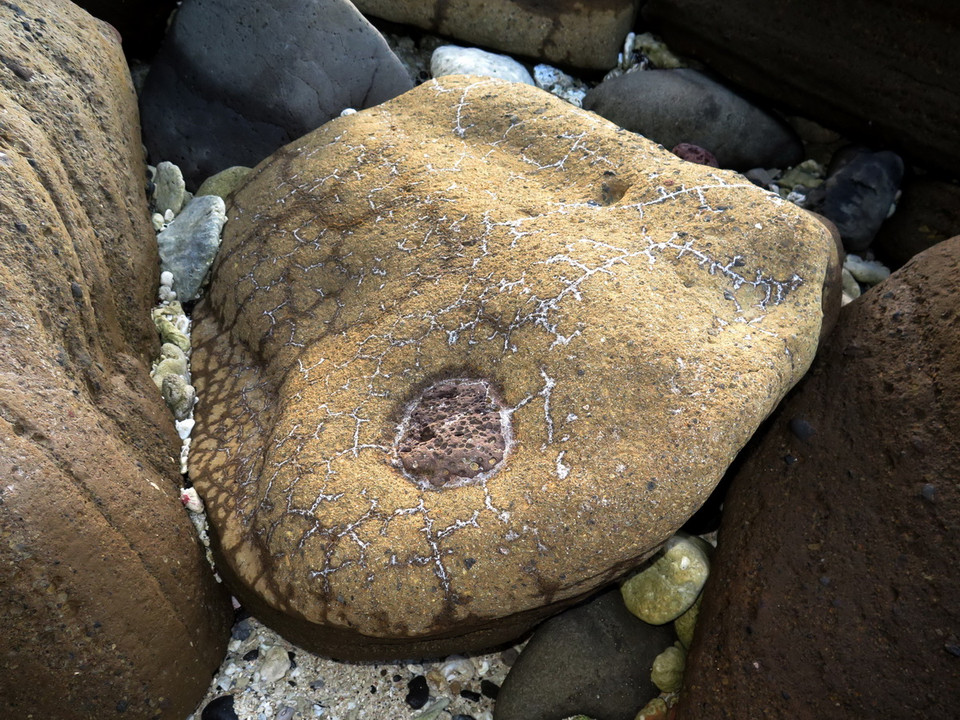 Những khối đá với hình kỳ lạ xếp lớp với nhau. (Ảnh: Phước Ngọc/TTXVN) 