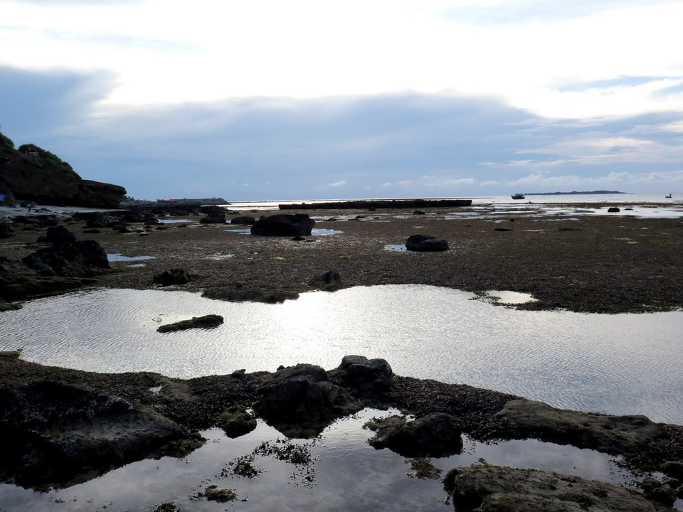 Khi chiều tà, hang Câu càng thêm cuốn hút. (Ảnh: Phước Ngọc/TTXVN) 