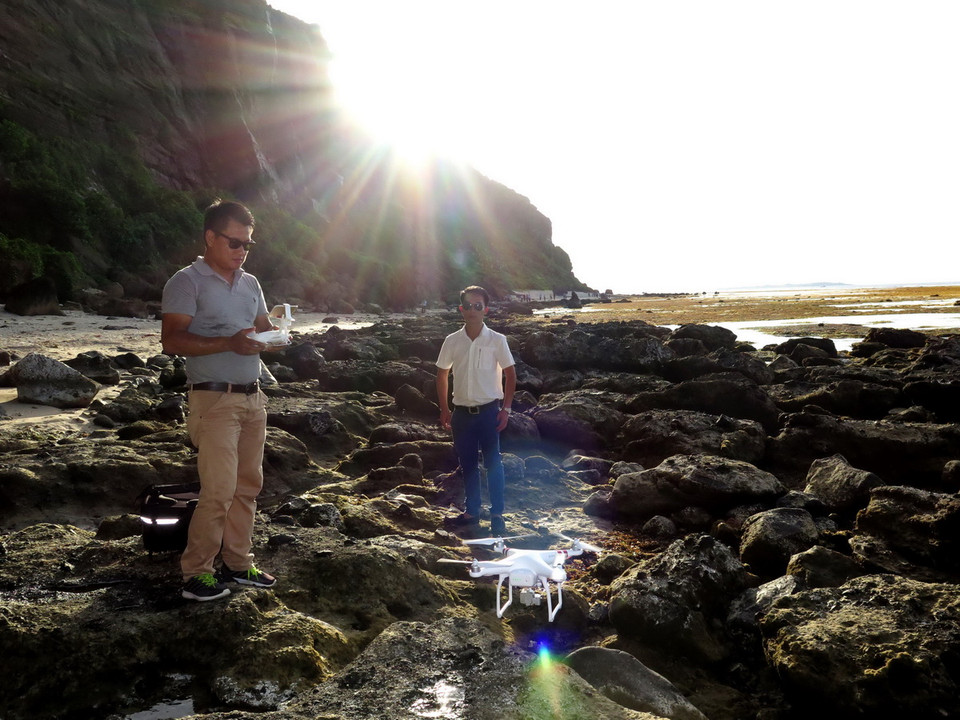 Du khách ghi lại những cảnh đẹp nơi đây. (Ảnh: Phước Ngọc/TTXVN) 