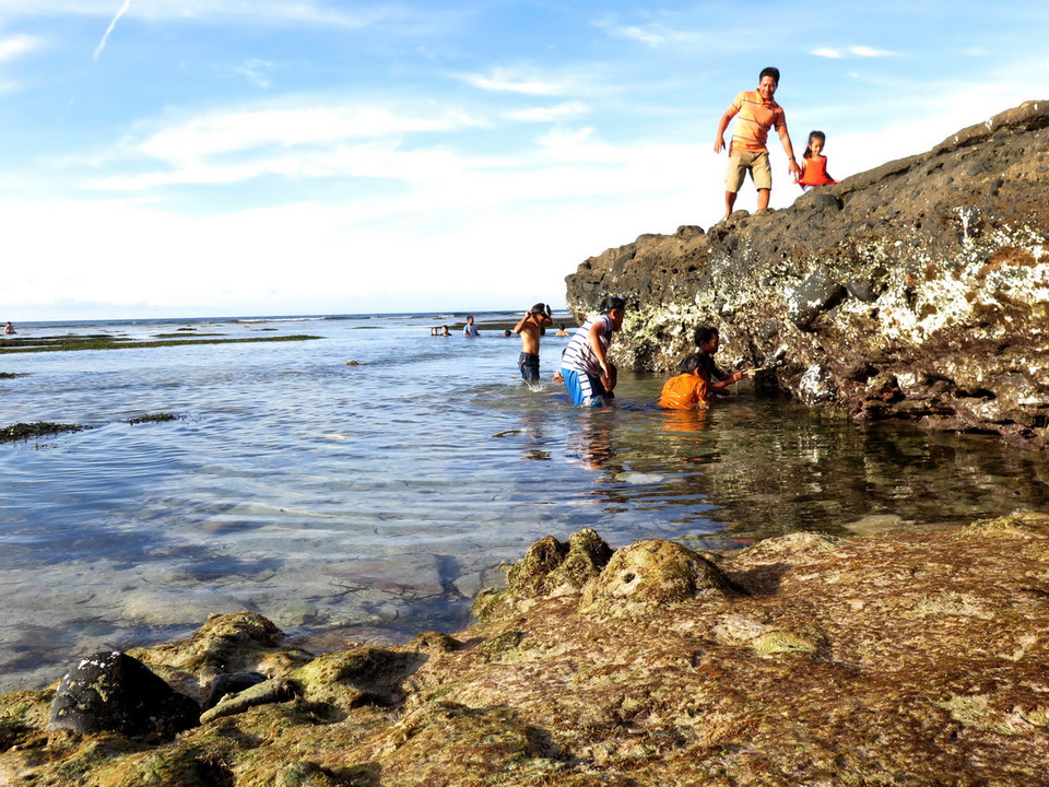 Những dấu tích nham thạch dưới đáy biển lộ thiên khi thủy triều rút nhấp nhô với hình thù khá kỳ lạ. (Ảnh: Phước Ngọc/TTXVN) 