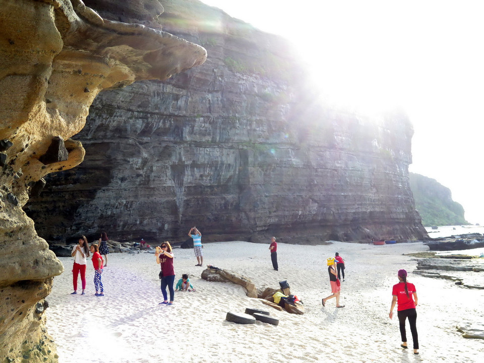 Đây là một điểm du lịch tuyệt đẹp với quần thể núi cao chạy dài men theo bờ biển được hình thành từ nham thạch núi lửa phun trào hàng triệu năm về trước. (Ảnh: Phước Ngọc/TTXVN) 