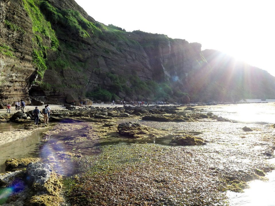 Núi, biển hài hòa tạo nên một bức tranh thơ mộng đầy màu sắc. (Ảnh: Phước Ngọc/TTXVN) 