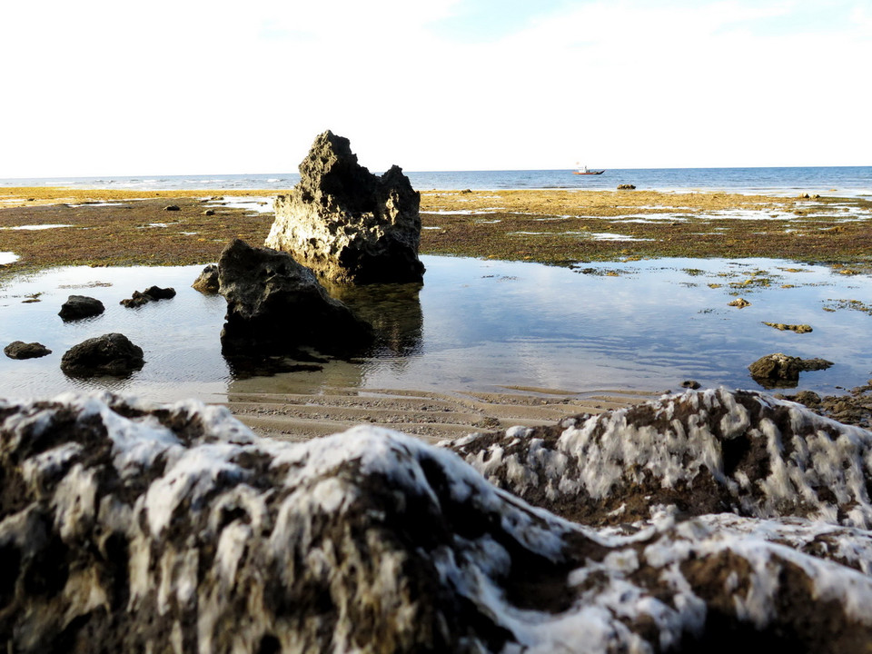 Một khối núi nham thạch đứng sừng sững giữa biển trông khá bắt mắt. (Ảnh: Phước Ngọc/TTXVN) 