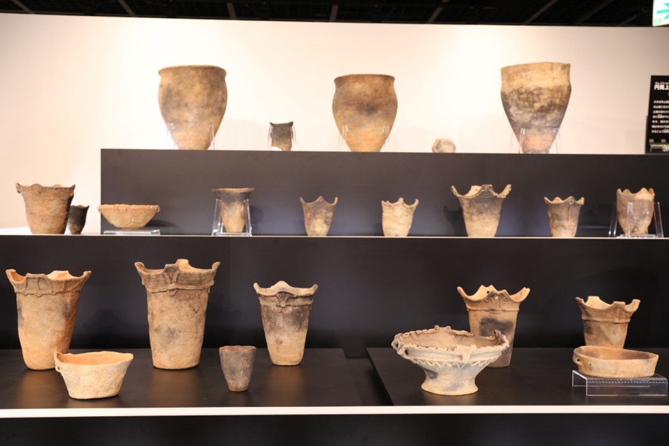 Một loạt các hiện vật đất nung tạo nên một vẻ đẹp ấn tượng. (Ảnh: Xuân Giao/Vietnam+)