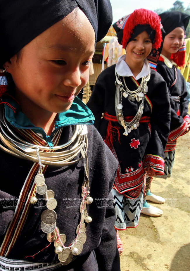  Ngoài những đồng bạc trang trí trên khăn, những chiếc vòng xâu đồng tiền bạc cũng được người phụ nữ Dao Tiền đeo trước ngực. (Ảnh: Thông Thiện/Báo ảnh Việt Nam)