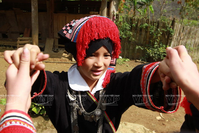 Trong trang phục của mình, người Dao Tiền ưa thích lựa chọn màu đỏ cho ren tua khăn quấn đầu, cổ tay áo và các họa tiết hoa văn trên áo. Người Dao Tiền quan niệm rằng, màu đỏ tượng trưng cho Thần Mặt Trời- Vị thần ban phát ánh sáng cho nhân gian. (Ảnh: Thông Thiện/Báo ảnh Việt Nam)