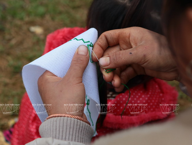  Phụ nữ dân tộc Dao Tiền thường thêu thùa hoa văn cho trang phục của mình vào những ngày nông nhàn. (Ảnh: Thông Thiện/Báo ảnh Việt Nam)