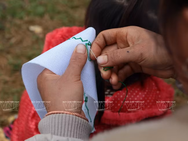  Phụ nữ dân tộc Dao Tiền thường thêu thùa hoa văn cho trang phục của mình vào những ngày nông nhàn. (Ảnh: Thông Thiện/Báo ảnh Việt Nam)