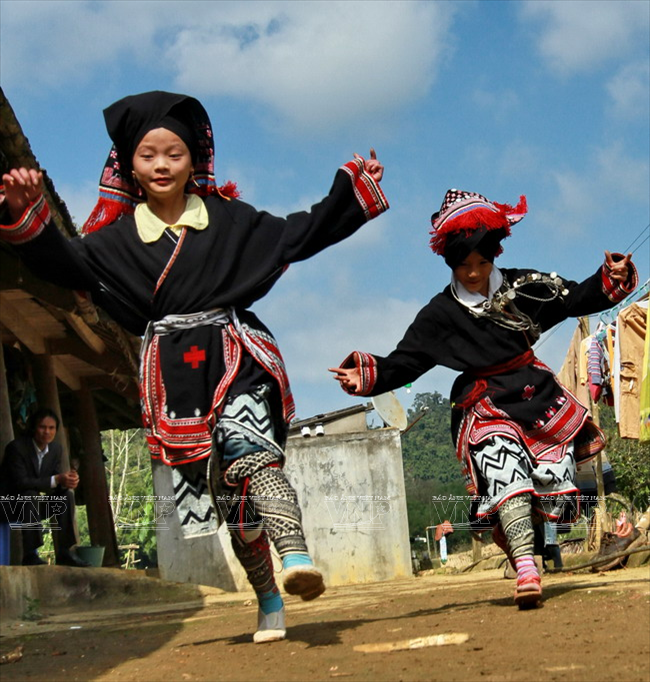  Cũng giống như dân tộc Mông, người phụ nữ Dao Tiền cũng dùng vải thổ cẩm để bó bắp chân, tạo sự thon gọn. (Ảnh: Thông Thiện/Báo ảnh Việt Nam)