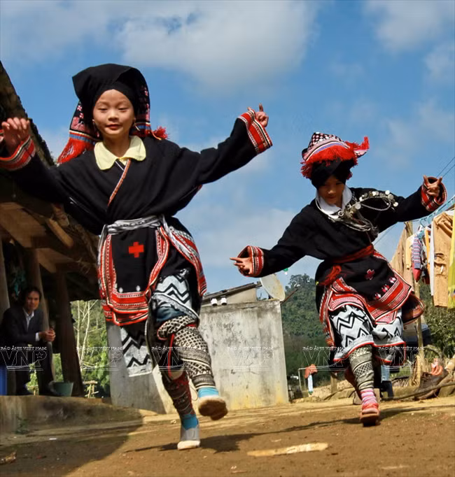  Cũng giống như dân tộc Mông, người phụ nữ Dao Tiền cũng dùng vải thổ cẩm để bó bắp chân, tạo sự thon gọn. (Ảnh: Thông Thiện/Báo ảnh Việt Nam)