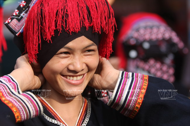  Làm duyên với bộ trang phục truyền thống. (Ảnh: Thông Thiện/Báo ảnh Việt Nam)