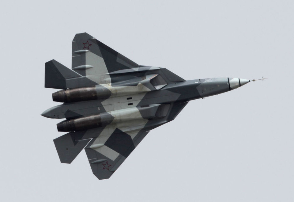 Máy bay chiến đấu thế hệ thứ 5 Sukhoi PAK FA, tên khác là T-50 dựa theo tên gọi của mẫu máy bay thử nghiệm. PAK FA là một chiếc máy bay tàng hình, hai động cơ, một chỗ ngồi, sẽ thay thế các máy bay MiG-29 và Su-27 ra đời trước đó. (Nguồn: Sputniknews)