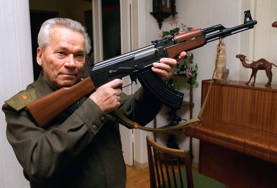Tướng Mikhail Kalashnikov, người kỹ sư nổi tiếng vì đã phát triển các khẩu súng trường tấn công AK-47, AKM, AK-74 và súng máy PK. Súng trường AK-47 vẫn là thứ vũ khí phổ biến và được ưa chuộng nhất thế giới, do dễ sử dụng và khả năng hoạt động tin cậy trong mọi điều kiện. (Nguồn: Sputniknews) 