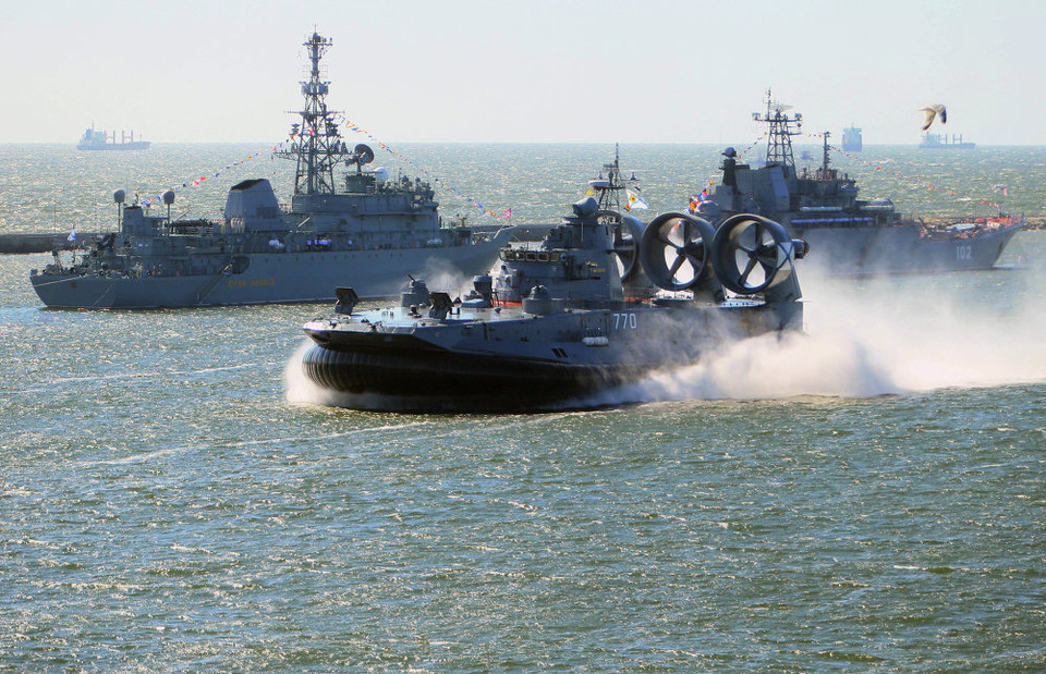 Thủy phi cơ loại nhỏ Yevgeny Kocheshkov hạ cánh trong buổi tập diễu hành hành quân ở kênh Baltiysk. (Nguồn: Sputniknews)