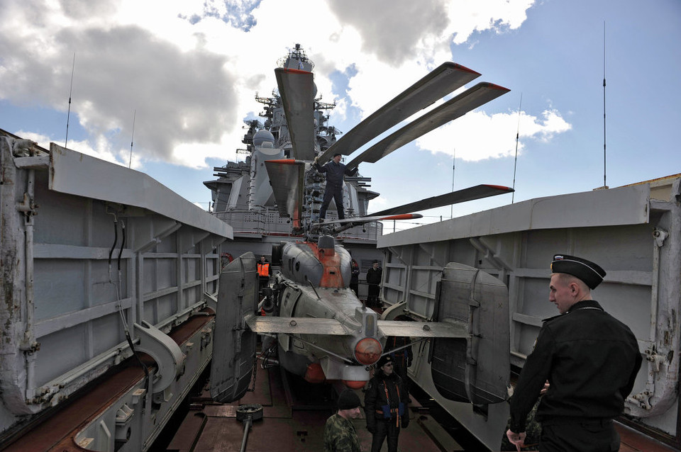 Một máy bay trực thăng được chuyển vào trong khoang của Tàu tuần dương nguyên tử Pyotr Veliky để chuẩn bị cho một chuyến đi dài ở Địa Trung Hải. (Nguồn: Sputniknews)