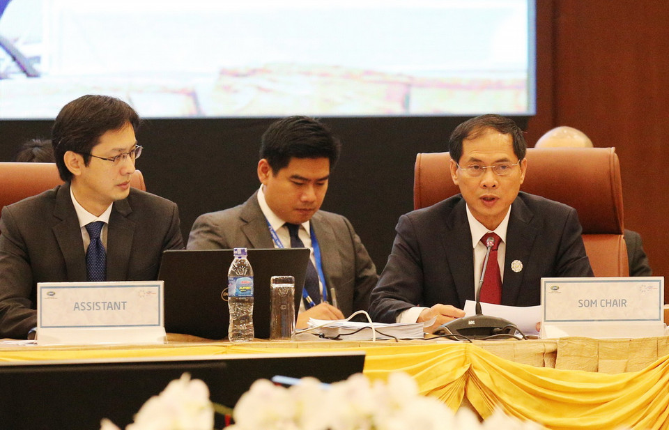 Thứ trưởng Thường trực Bộ Ngoại giao Bùi Thanh Sơn, Phó Chủ tịch Ủy ban Quốc gia APEC 2017, Chủ tịch SOM APEC 2017 phát biểu tại hội nghị. (Nguồn: TTXVN)