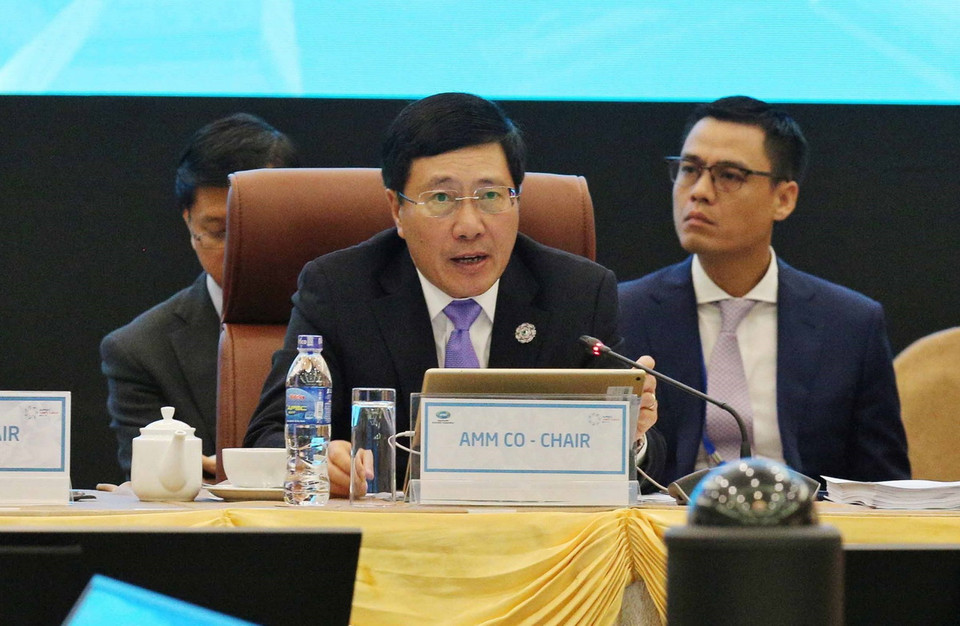 Phó Thủ tướng, Bộ trưởng Ngoại giao Phạm Bình Minh, Chủ tịch Ủy ban Quốc gia APEC 2017 phát biểu tại hội nghị. (Nguồn: TTXVN)