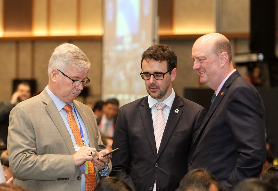 Đại biểu các nền kinh tế trao đổi bên lề hội nghị. (Nguồn: TTXVN)