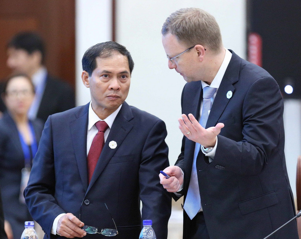  Thứ trưởng Thường trực Bộ Ngoại giao Bùi Thanh Sơn (trái), Phó Chủ tịch Ủy ban Quốc gia APEC 2017 trao đổi với các đại biểu bên lề hội nghị. (Nguồn: TTXVN)